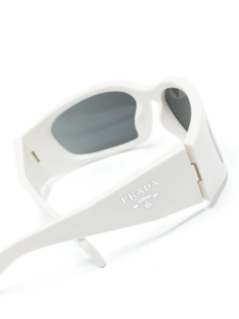 Prada Eyewear Sonnenbrille im Biker-Stil mit eingraviertem Logo