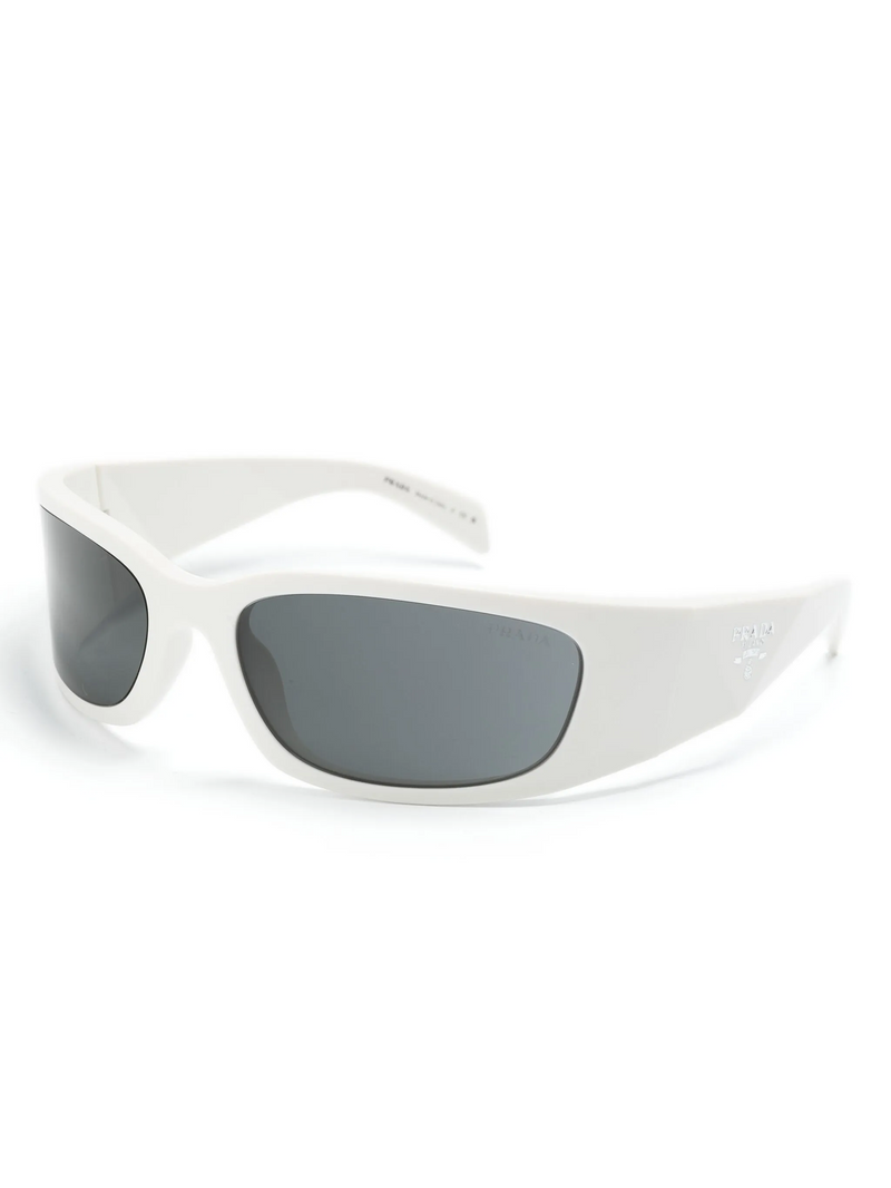 Prada Eyewear Sonnenbrille im Biker-Stil mit eingraviertem Logo