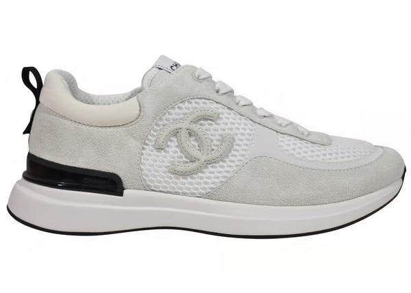 Baskets à logo Chanel blanches et noires
