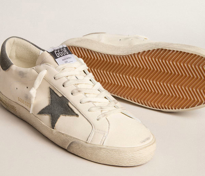 Golden Goose Super-Star aus Nappaleder mit Stern und grauer Wildleder-Fersenlasche