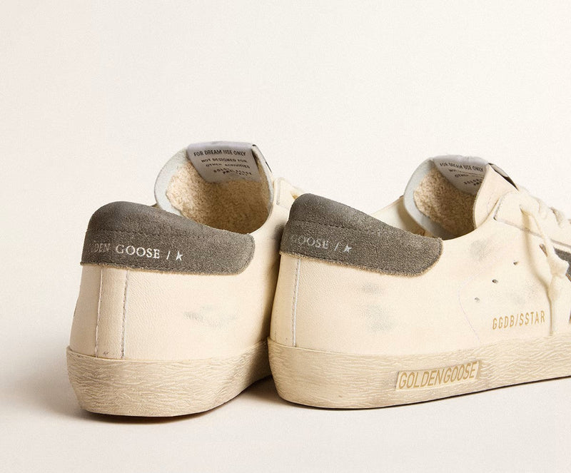 Golden Goose Super-Star aus Nappaleder mit Stern und grauer Wildleder-Fersenlasche