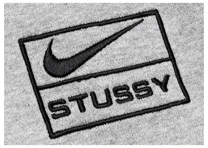Sweat-shirt Nike x Stussy Crew en polaire gris (SS23)