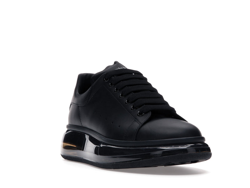 Alexander McQueen – Übergroße schwarze Schuhe mit glänzender Sohle