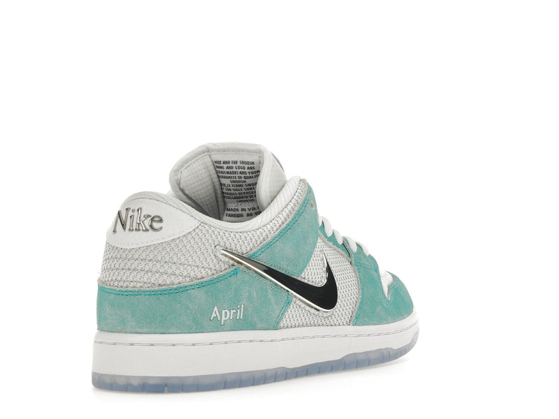 Skateboards Nike SB Dunk Low d'avril