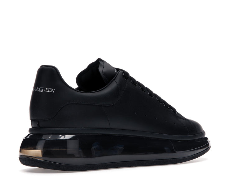 Alexander McQueen – Übergroße schwarze Schuhe mit glänzender Sohle