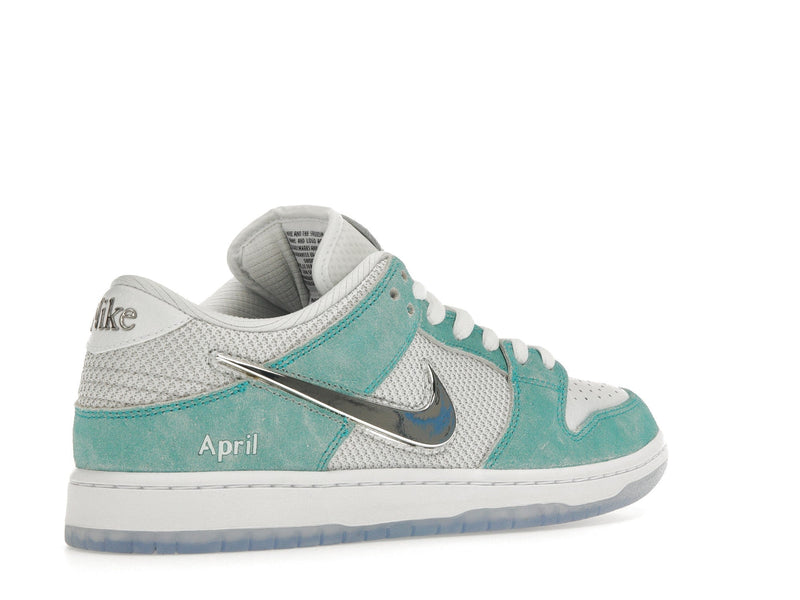 Skateboards Nike SB Dunk Low d'avril